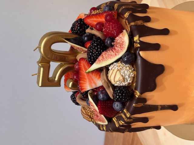 Tort z owocami i topperem 50
